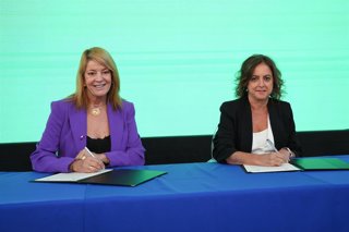 La consejera de Sostenibilidad y Medio Ambiente de la Junta de Andalucía, Catalina García, y la alcaldesa de Huelva, Pilar Miranda, en la firma del convenio.