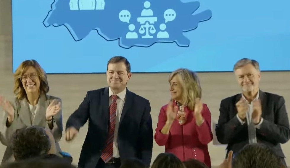 El presidente del PP de Castilla y León, Alfonso Fernández Mañueco (segundo por la izquierda), en la Junta Directiva del PP de Palencia.