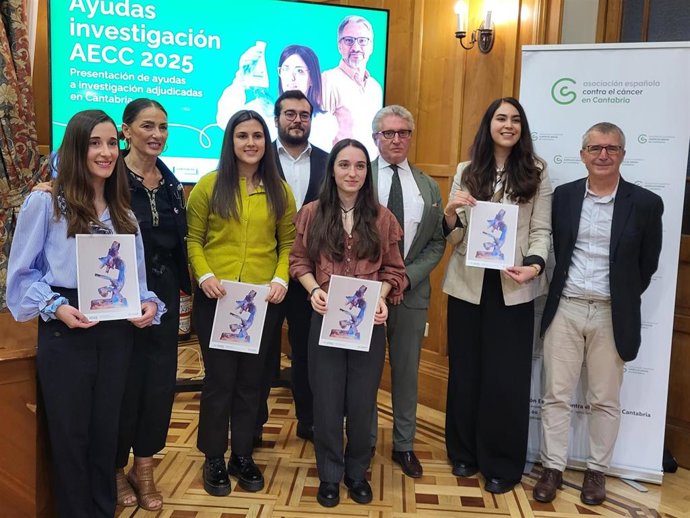 La AECC de Cantabria entrega las ayudas 2025 para investigar el cáncer que se desarrollarán en la CCAA