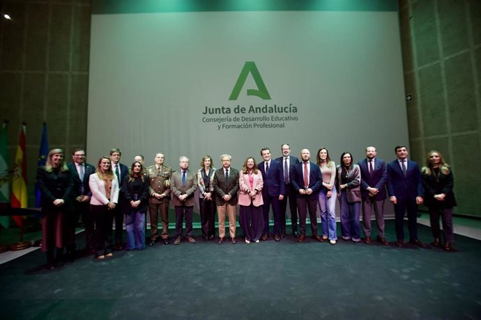 El presidente de la Diputación, Salvador Fuentes (centro), en la foto de familia tras la presentación de la oferta de Formación Profesional vinculada a la Base Logística del Ejército de Tierra (BLET). 