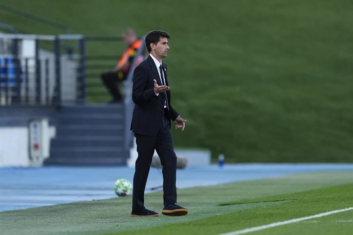 Archivo - Pau Quesada da instrucciones durante un partido del Real Madrid Femenino