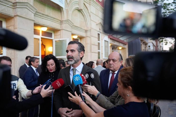 El consejero de Agricultura, Pesca, Agua y Desarrollo Rural de la Junta de Andalucía, Ramón Fernández-Pacheco, atiende a los medios.