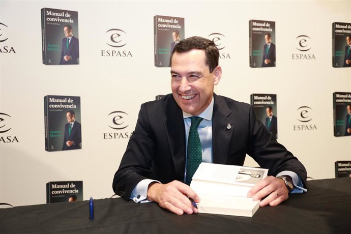 El presidente de la Junta de Andalucía y del PP-A, Juanma Moreno, durante la presentación de su primer libro, titulado 'Manual de convivencia. La vía andaluza' el pasado 3 de noviembre en Sevilla