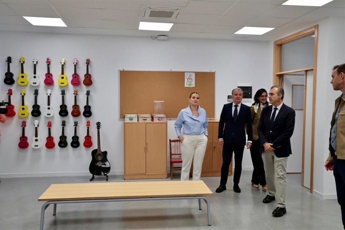La presidenta del Govern, Marga Prohens, el alcalde de Selva, Joan Rotger, y el conseller de Educación y Universidades, Antoni Vera, durante la inauguración del CEIP Ses Deveres de Caimari.