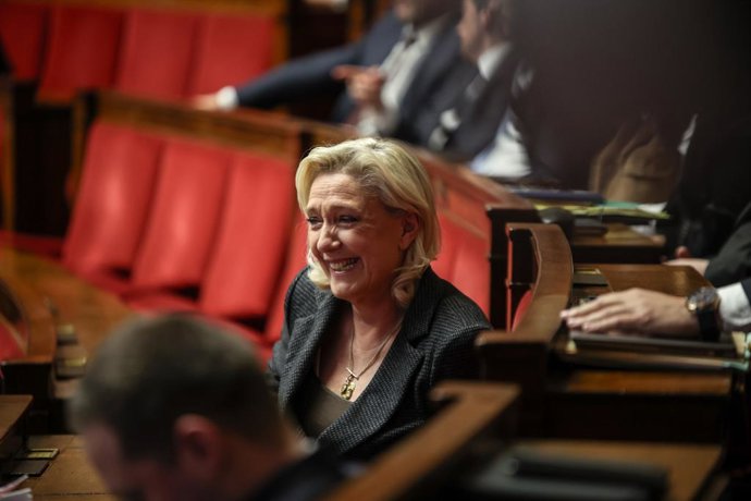 28 de outubro de 2025, Saint Ouen, Paris, França: Marine Le Pen, líder do partido Rally Nacional, durante uma sessão de perguntas e respostas na Assembleia Nacional em Paris, em 28 de outubro de 2025.
