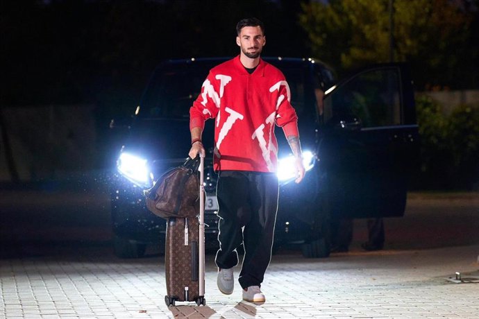 Alex Baena a su llegada a la concentración de la selección española en la Ciudad del Fútbol de Las Rozas