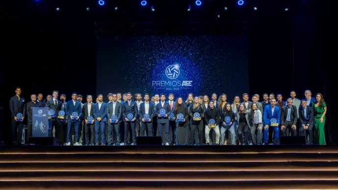 Foto de familia tras la gala de los IV Premios AFE celebrada en la plaza de toros de Las Ventas de Madrid