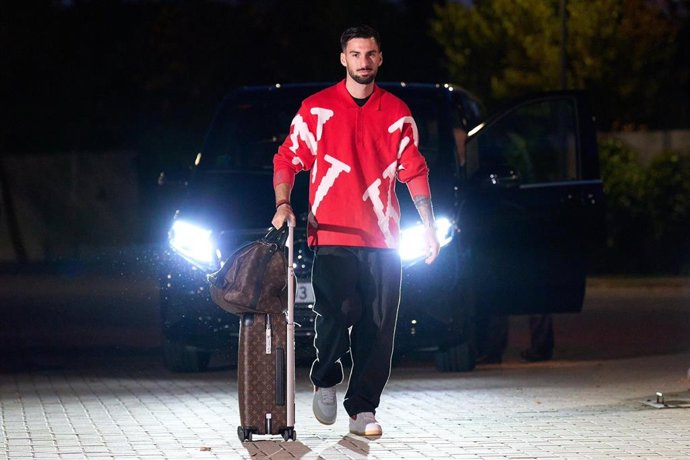 Alex Baena em sua chegada ao campo de treinamento da seleção espanhola na Ciudad del Fútbol, em Las Rozas.