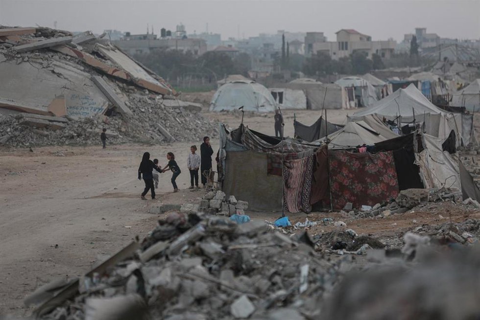 Palestinos desplazados en el campamento de refugiados de Al Bureij, en el centro de la Franja de Gaza