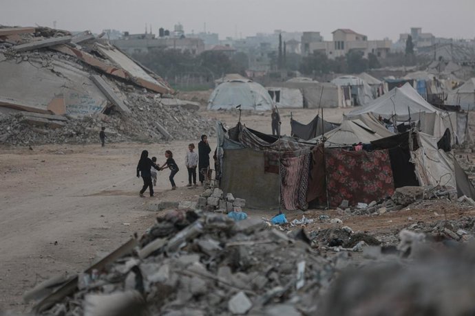 10 de novembro de 2025, Bureij, Faixa de Gaza, Território Palestino: Palestinos deslocados vivem seu dia a dia no campo de refugiados de Al-Bureij, na região central de Gaza, onde espaços públicos e tendas improvisadas se tornaram abrigos para famílias qu