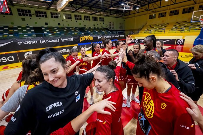 Las jugadoras de la selección española femenina hacen una piña tras el entrenamiento