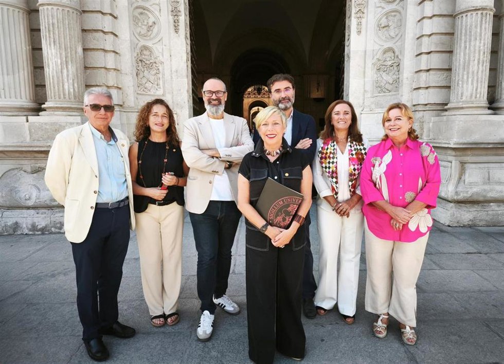 Carmen Vargas, en el centro de la imagen, el día en el que presentó oficialmente su candidatura a rectora de la Universidad de Sevilla.