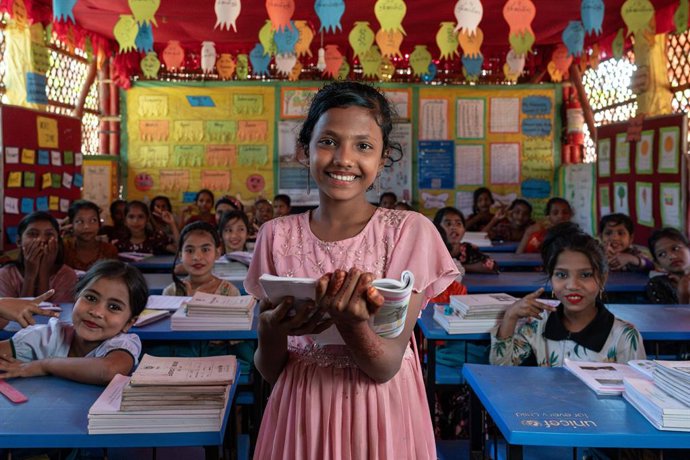 The new funding builds on ECW’s US$50.7 million in total investments in Bangladesh, which have already reached over 386,000 children, 96% of whom are Rohingya refugees. In all, these investments have built or rehabilitated 2,300 classrooms, provided finan
