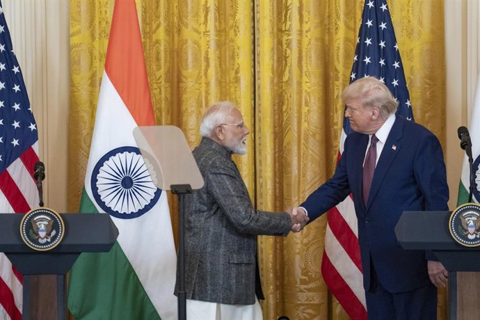 Archivo - February 13, 2025, Washington, Dc, United States: Indian Prime Minister Narendra Modi, left, shakes hands with U.S President Donald Trump, right, following a joint press conference at the East Room of the White House, February 13, 2025 in Washin