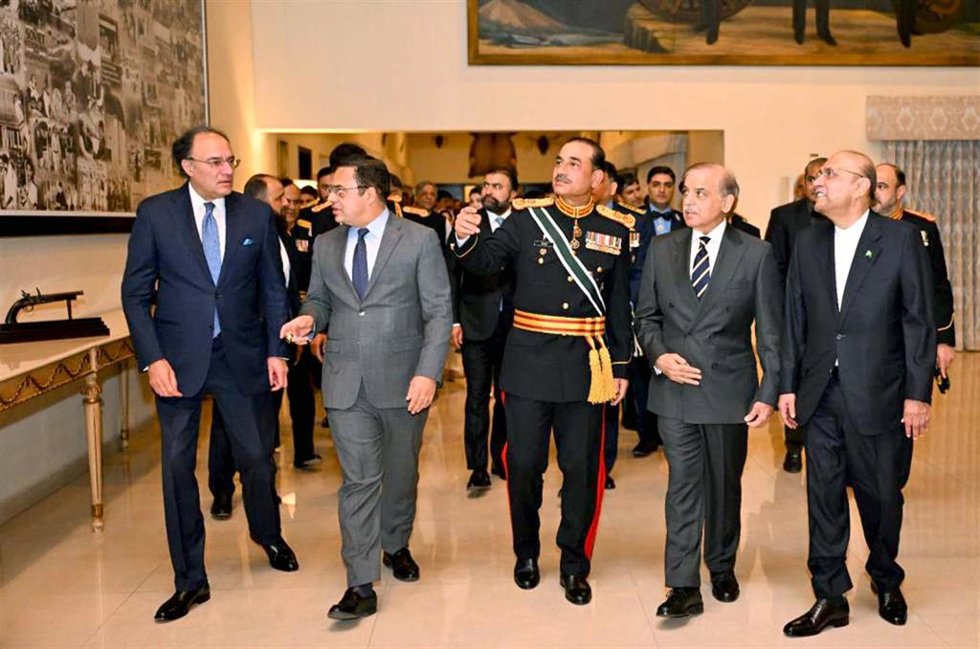 Archivo - El jefe del Ejército de Pakistán, Syed Asim Munir, recibe a autoridades del Gobierno pakistaní en una cena ofrecida por el líder militar