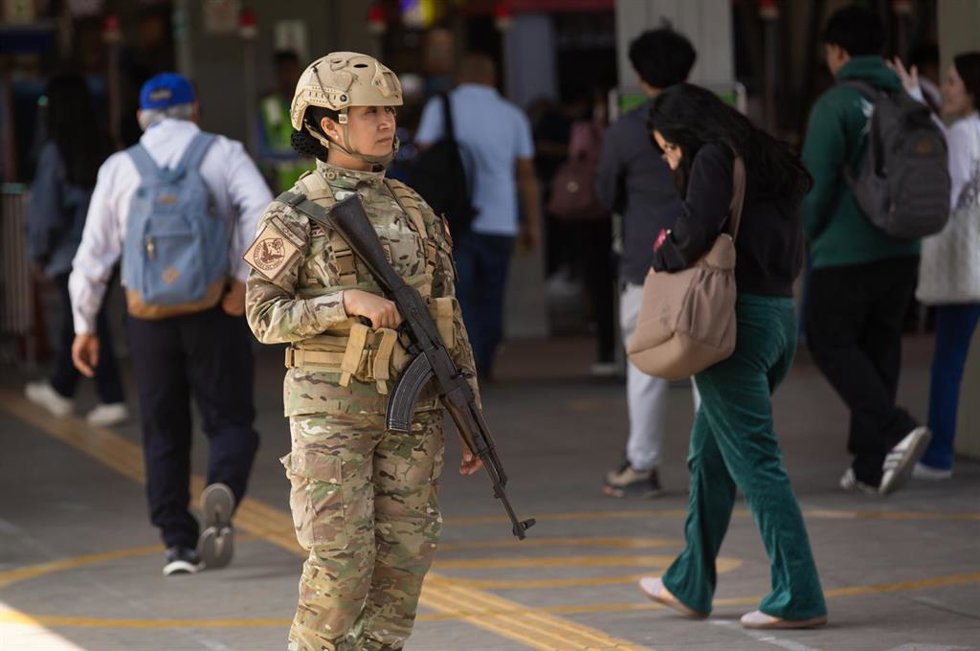 Archivo - Una militar patrulla la estación de metro La Cultura en Lima, Perú, tras la declaración del estado de emergencia por 30 días por parte del presidente, José Jerí.