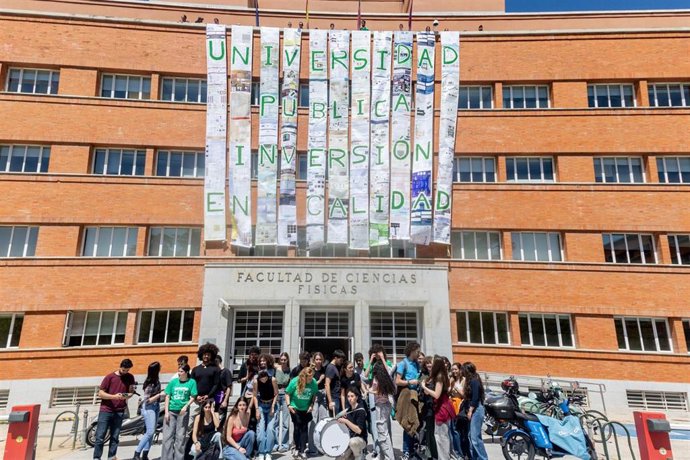 Archivo - Alumnos y profesores cuelgan un mural de la fachada de la Facultad de Físicas de la Universidad Complutense de Madrid, a 23 de abril de 2025, en Madrid (España). 