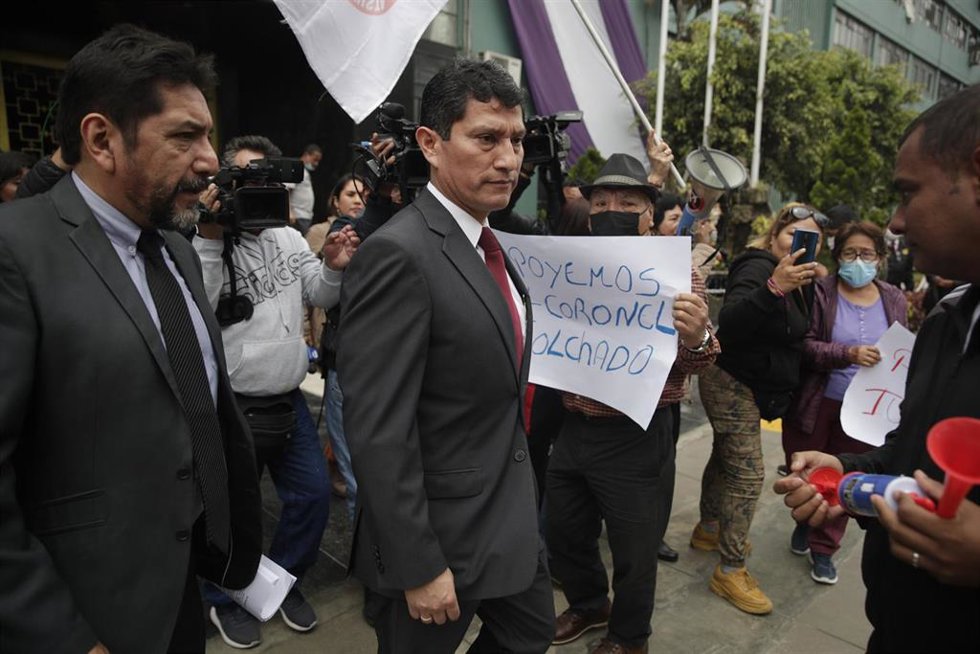 Archivo - El agente de Policía de Perú Harvey Colchado