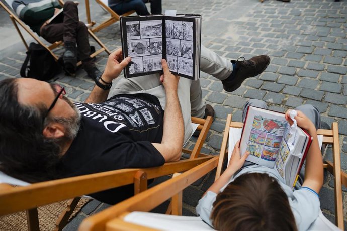 Archivo - Dos personas leen en la Plaza del Conde Barajas, a 25 de abril de 2025, en Madrid (España).