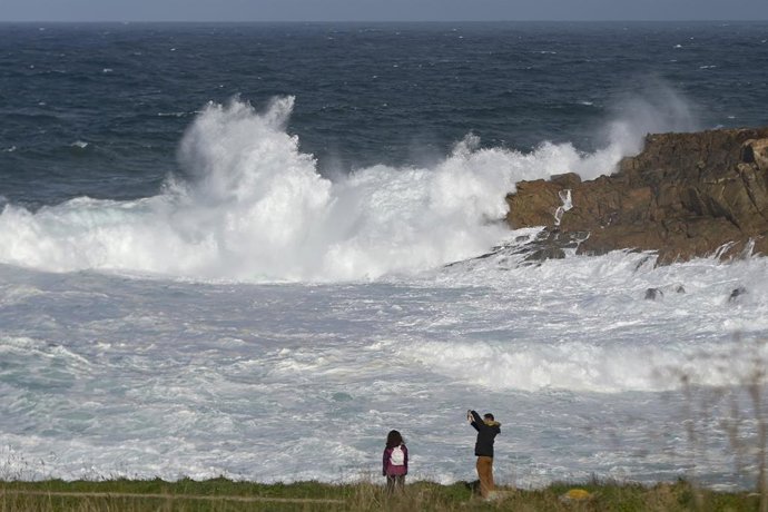 Archivo - Fuerte oleaje en la zona de la Torre de Hércules, a 27 de noviembre de 2021 en A Coruña, Galicia (España). Catorce de las diecisieta comunidades autónomas tienen este sábado riesgo (aviso amarillo) o riesgo importante (aviso naranja) por nieve, 