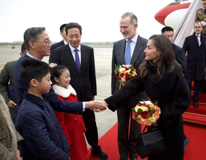 O Rei Felipe VI e a Rainha Letizia são recebidos pelas autoridades chinesas em sua chegada a Chengdgú (Sichuan, China). Em 11 de novembro de 2025.