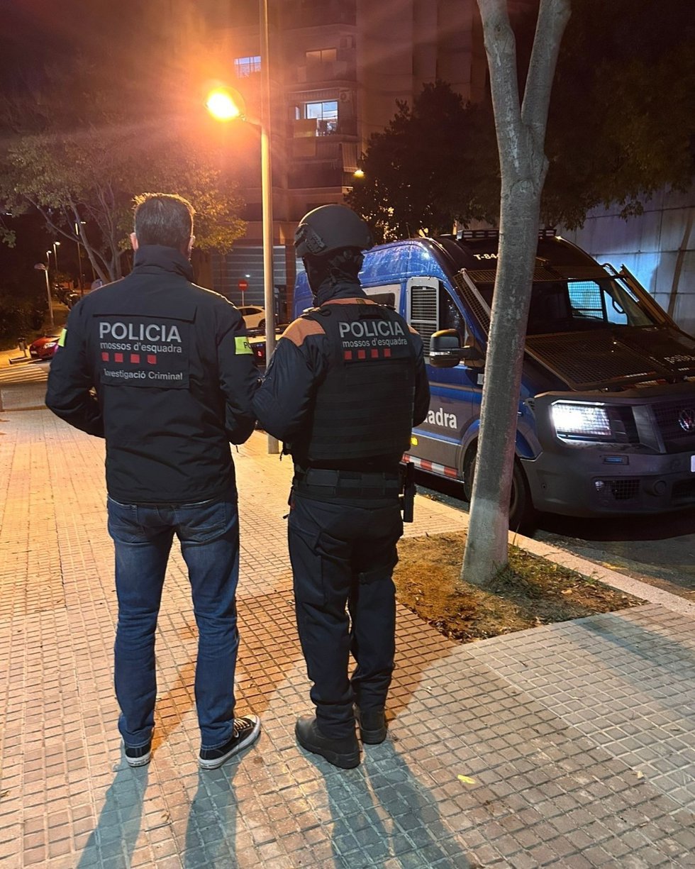 Operativo en marcha de Mossos contra una red de estafas inmobiliarias en Catalunya y Sevilla