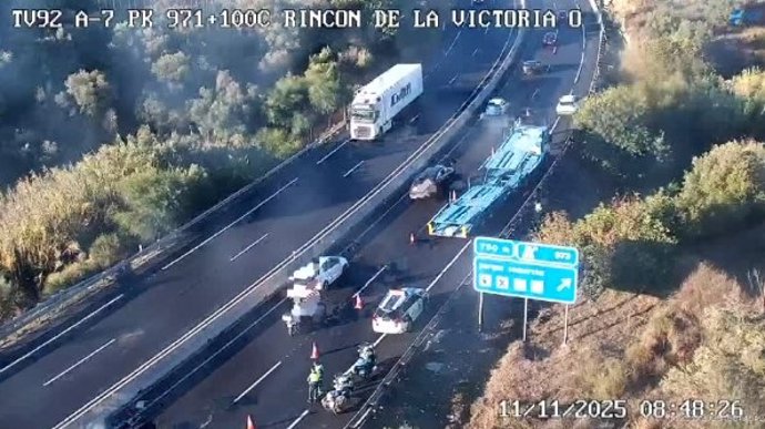 Camión averiado en la A-7 en Rincón de la Victoria