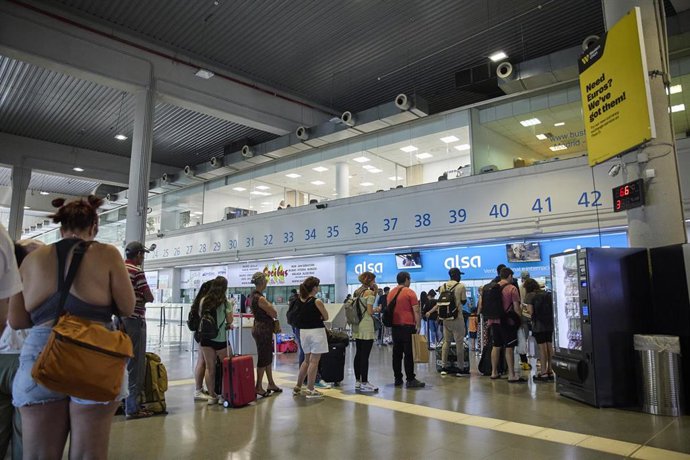 Archivo - Varios viajeros en una estación de autobuses