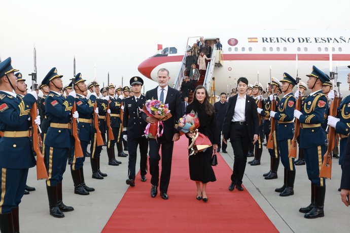 Felipe VI y la Reina Letizia, recibidos con flores en su primera parada en China