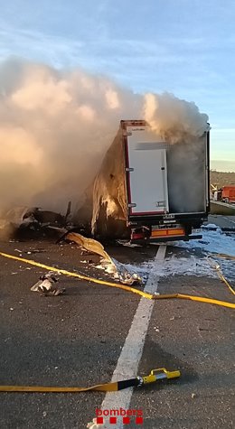 Un dels camions accidentats a l'AP-7 