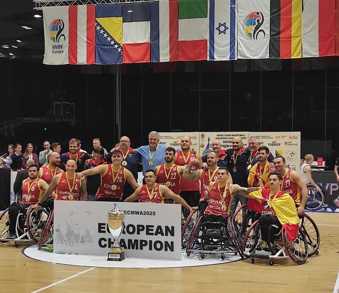 Los jugadores de la selección masculina de baloncesto en silla de ruedas celebran su oro en el Europeo  de Sarajevo 2025