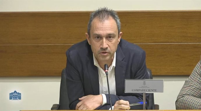 El consejero de Ordenación del Territorio, Ovidio Zapico, durante su intevención en la comisión parlamentaria de este martes.