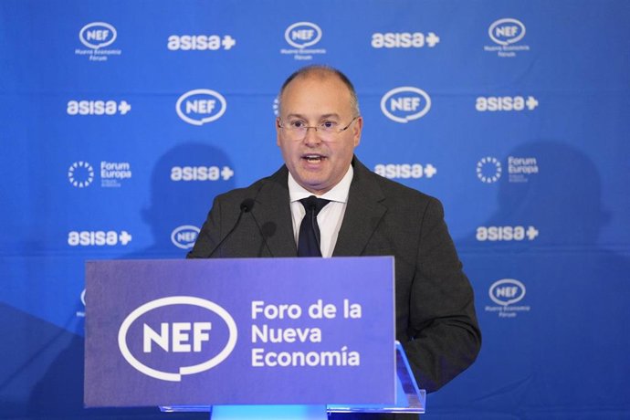 El secretario general del PP, Miguel Tellado, participa en el desayuno informativo de Fórum Europa Tribuna Andalucía, donde presenta al alcalde de Sevilla, José Luis Sanz. A 24 de octubre de 2025, en Sevilla (Andalucía, España).