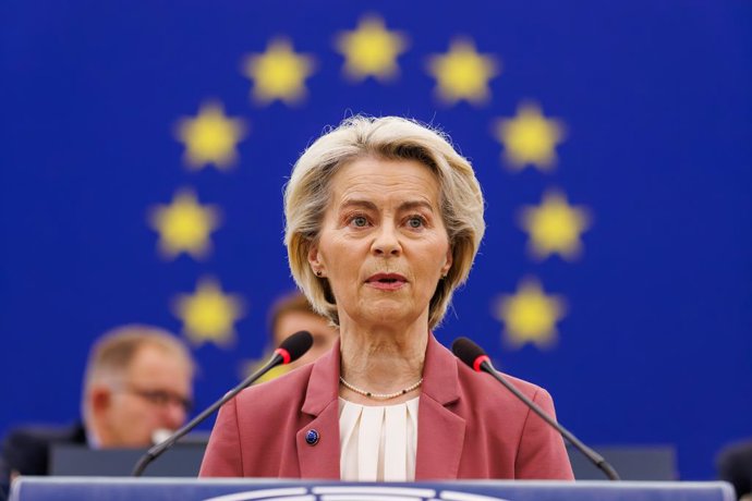 FILED - 22 October 2025, France, Strassburg: Ursula von der Leyen, President of the European Commission, stands in the European Parliament building and speaks. Photo: Philipp von Ditfurth/dpa