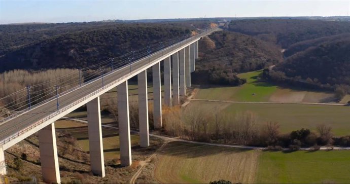Viaducto de Río Blanco en la línea de alta velocidad Madrid-Barcelona