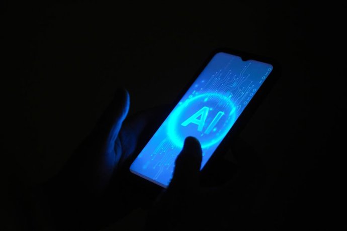 Um telefone celular com a sigla AI para Inteligência Artificial, em 24 de outubro de 2025, em Barcelona, Catalunha (Espanha). De acordo com um estudo da Universidade Internacional de La Rioja (UNIR), a Espanha está na vanguarda do desenvolvimento da Intel
