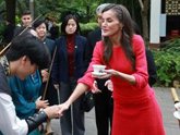 Foto: La Reina Letizia deslumbra en China rescatando su impecable vestido de tweed fucsia con flecos