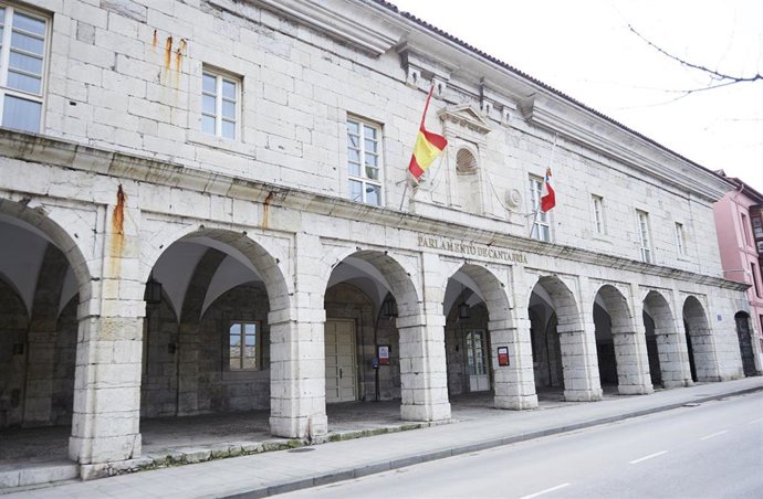 Archivo - Exterior del Parlamento de Cantabria 