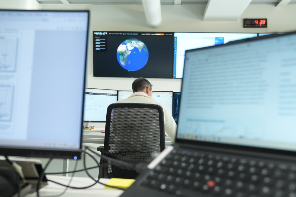 Una persona trabajando en el centro europeo de satélites 5G de Sateliot, a 10 de noviembre de 2025, en Barcelona, Catalunya (España).