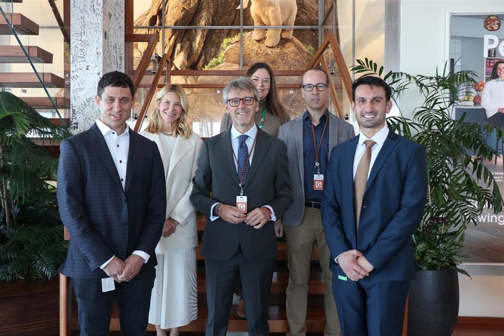 El consejero de Economía, Hacienda, Fondos Europeos y Transformación Digital, Luis Alberto Marín, junto con el vicepresidente de Sector Público Global de Salesforce, Curtis Fisher (1 izq) y la CEO de Slack, Denise Dresser (2 izq)