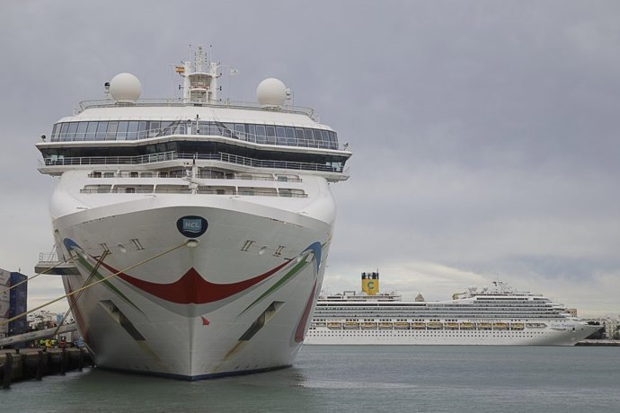 Cruceros en el puerto de Cádiz.