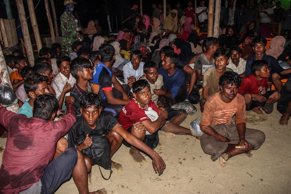 Archivo - Imagen de archivo de decenas de refugiados rohingya.