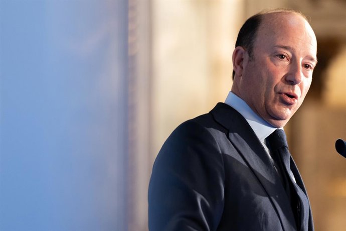 Archivo - El vicepresidente de Santander España Real, Juan Manuel Cendoya, interviene durante un desayuno informativo de Nueva Economía Fórum, a 19 de febrero de 2025, en Madrid (España)
