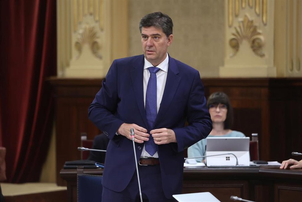 Archivo - El conseller de Turismo, Jaume Bauz, durante una sesión de control al Govern balear, a 20 de mayo de 2025, en Palma