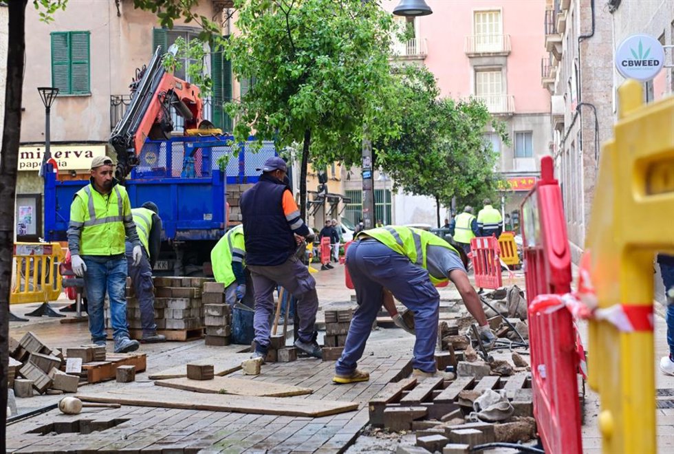 Archivo - Trabajadores que llevarán a cabo la reforma del pavimento en las calles Velázquez y Tous i Ferrer en el municipio de Palma.