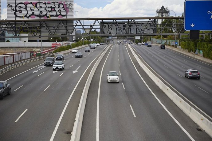 Archivo - Vehículos en la carretera A-6 durante la operación retorno del verano, a 31 de agosto de 2025, en Madrid (España). La Dirección General de Tráfico (DGT) espera cinco millones de desplazamientos en el último dispositivo especial de tráfico del ve
