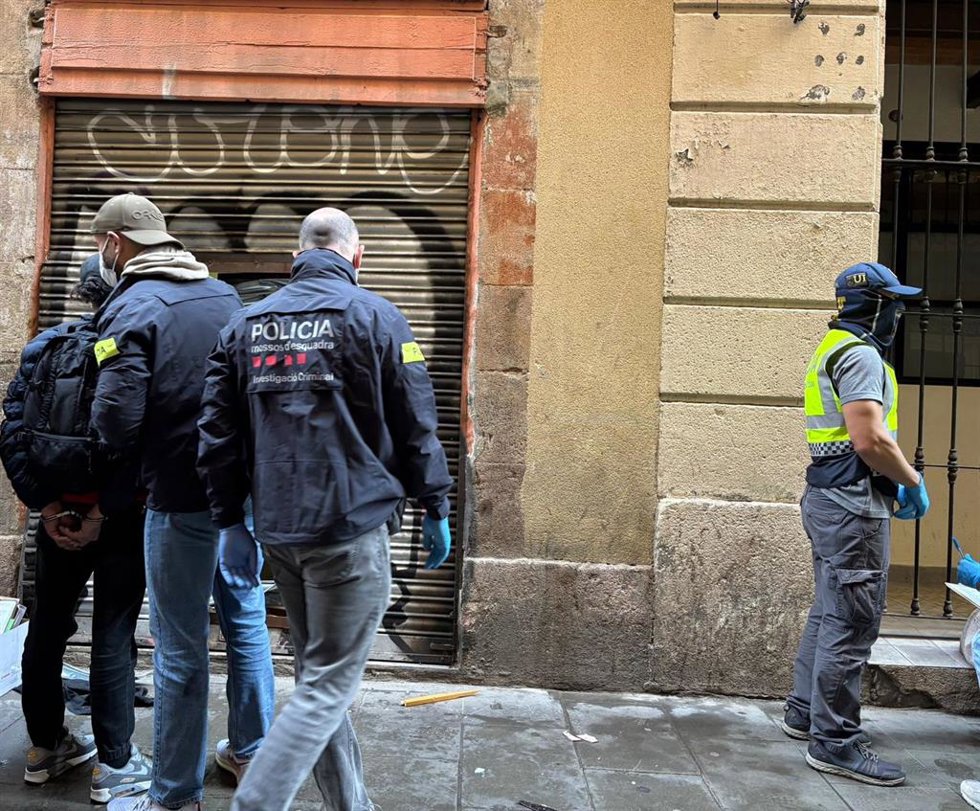 Dispositivo conjunto de Mossos d'Esquadra y Gurdia Urbana contra el tráfico de drogas en Barcelona.