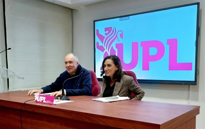 La secretaria general de UPL, Alicia Gallego y el portavoz de UPL en el Ayuntamiento de León, Eduardo López Sendino, comparecen ante los medios en la sede del partido.