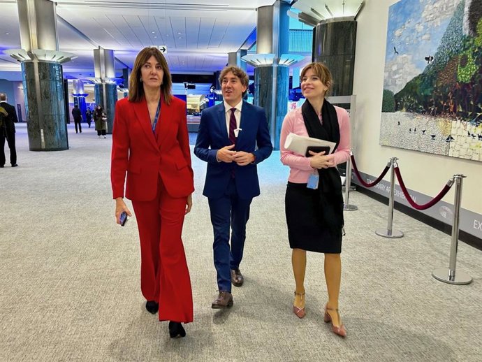 El secretario general del PSE-EE, Eneko Andueza, la europarlamentaria vasca, Idoia mendia, y la vicepresidenta de la Comisión de Exteriores del Parlamento Europeo, Hana Jalloul, en Bruselas