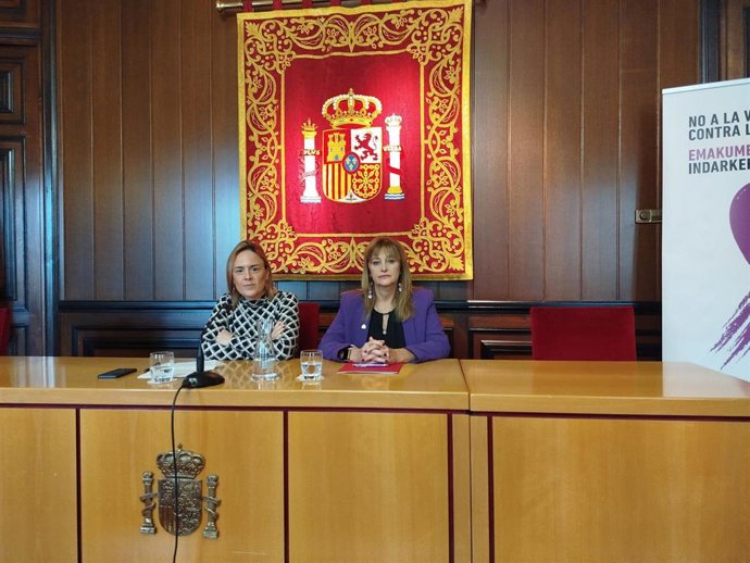 La delegada del Gobierno en Navarra, Alicia Echeverría, y la directora de la Unidad de Coordinación contra la Violencia sobre la Mujer, Estrella Lamadrid